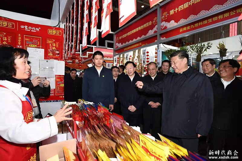 习近平考察昆明新春购物博览会，市民激动写...