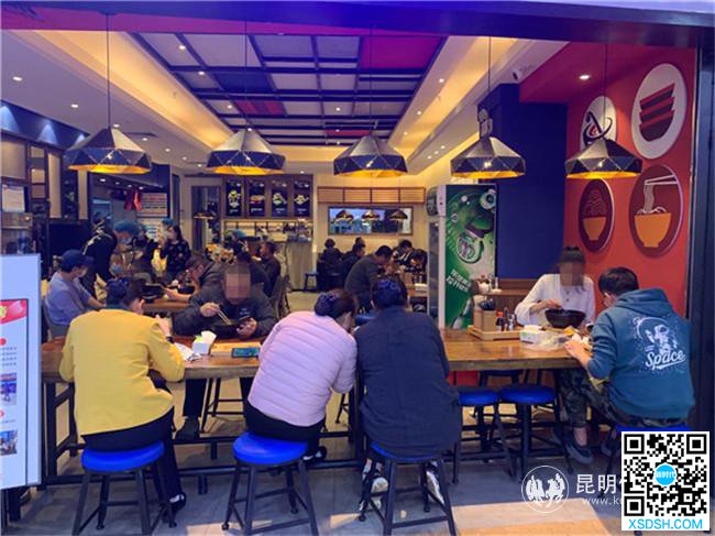 小吃店内人员众多。记者劳学丽 摄 小吃店内人员众多。记者劳学丽 摄