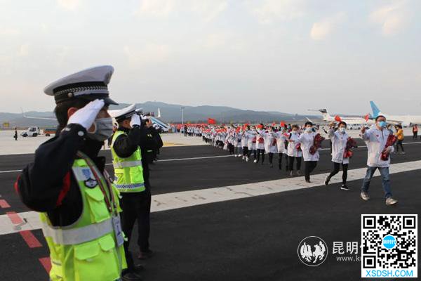 首批回昆援鄂医疗队员凯旋 昆明警队致以最...
