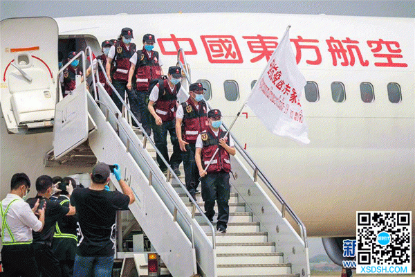 中国抗疫医疗专家组抵达老挝