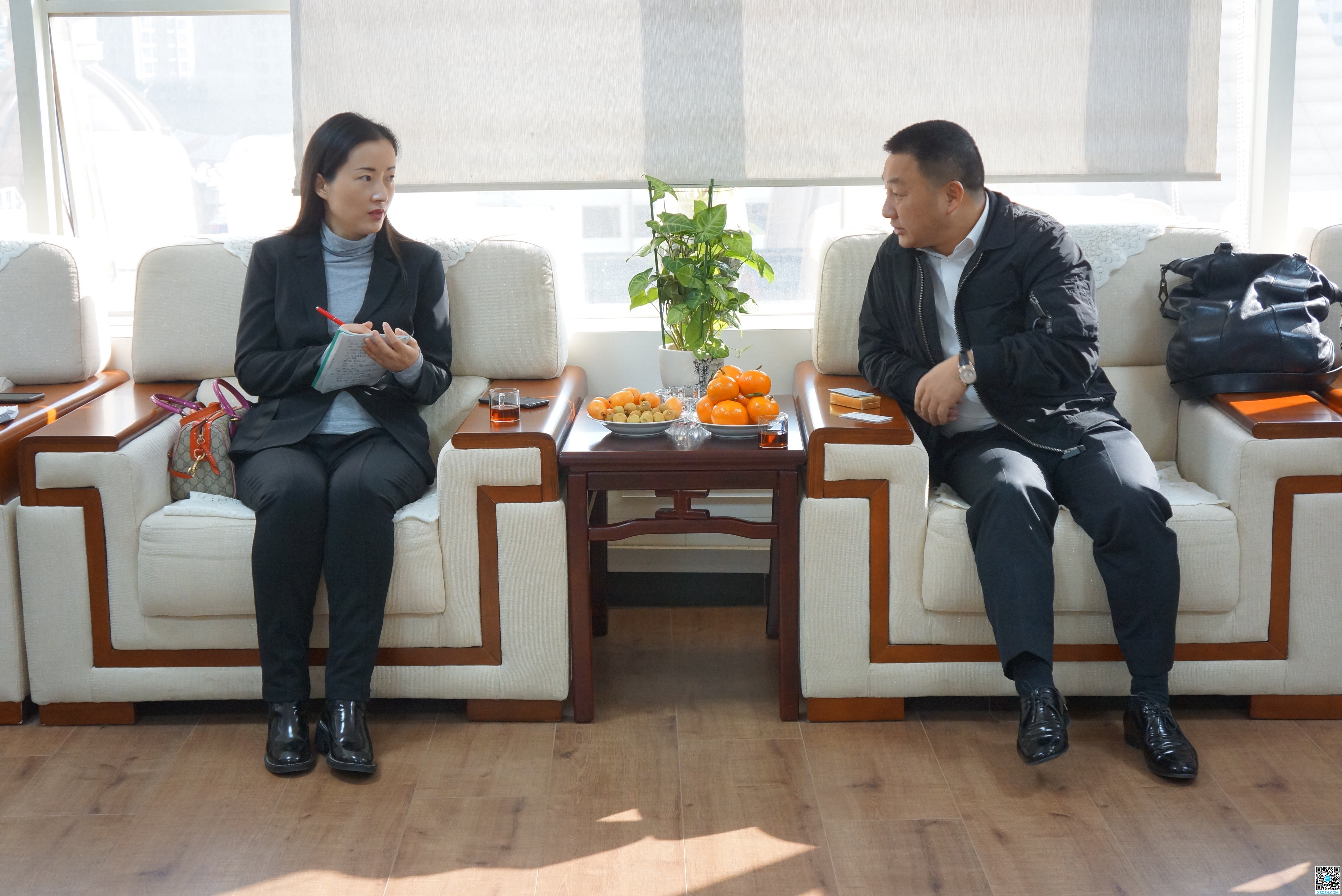02 邓建平会长向熊主任介绍商会情况.JPG