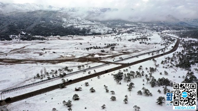 玉龙雪山四月飞雪 银装素裹宛如童话世界