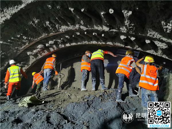 中铁隧道局施工人员在进行隧道支护作业 中铁隧道局施工人员在进行隧道支护作业